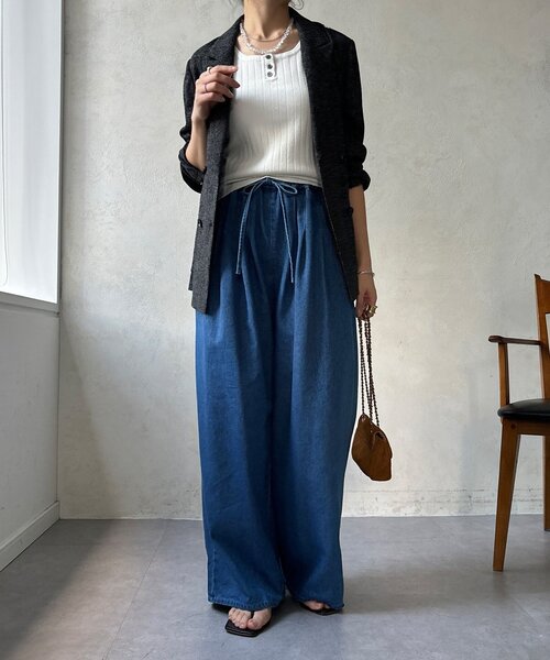 DouDou（ドゥドゥ）の「【インフルエンサーOKOCHI企画】デニムタックイージーパンツ（その他パンツ・レディース・ブルー・38/36）」の13枚目の写真