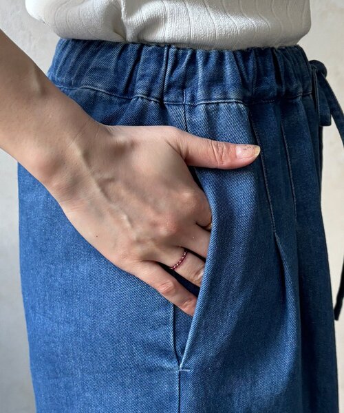 DouDou（ドゥドゥ）の「【インフルエンサーOKOCHI企画】デニムタックイージーパンツ（その他パンツ・レディース・ブルー・38/36）」の2枚目の写真