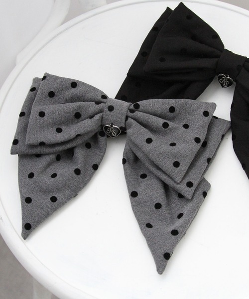DearMyLoveRose(ディアマイラブローズ)の「オリジナルハートチャーム付きビッグリボンドットバレッタ(その他ヘアアクセサリー・レディース・グレー/ブラック・FREE)」の1枚目の写真