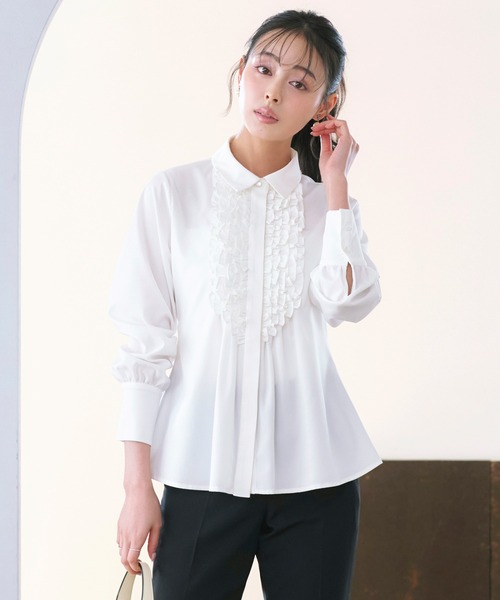 RUIRUE BOUTIQUE(ルイルエブティック)の「洗える | フリル & タックシャツブラウス | トップス・シャツ・オケージョンブラウス・長袖ブラウス・きれいめブラウス・オフィスカジュアルブラウス・フリルブラウス(シャツ/ブラウス・レディース・チャコール/ライトグレー/オフホワイト・M/L/S)」の1枚目の写真