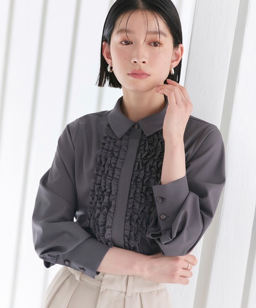 RUIRUE BOUTIQUE(ルイルエブティック)の「洗える | フリル & タックシャツブラウス | トップス・シャツ・オケージョンブラウス・長袖ブラウス・きれいめブラウス・オフィスカジュアルブラウス・フリルブラウス(シャツ/ブラウス・レディース・チャコール/ライトグレー/オフホワイト・M/L/S)」の3枚目の写真