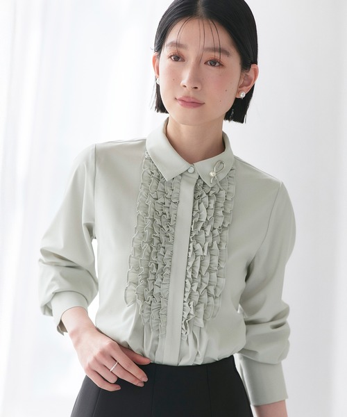RUIRUE BOUTIQUE(ルイルエブティック)の「洗える | フリル & タックシャツブラウス | トップス・シャツ・オケージョンブラウス・長袖ブラウス・きれいめブラウス・オフィスカジュアルブラウス・フリルブラウス(シャツ/ブラウス・レディース・チャコール/ライトグレー/オフホワイト・M/L/S)」の2枚目の写真