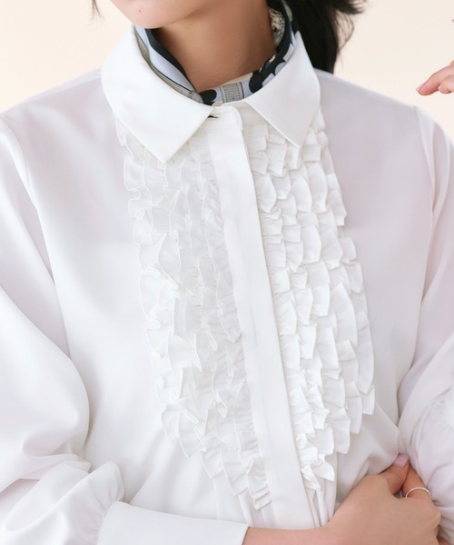 RUIRUE BOUTIQUE(ルイルエブティック)の「洗える | フリル & タックシャツブラウス | トップス・シャツ・オケージョンブラウス・長袖ブラウス・きれいめブラウス・オフィスカジュアルブラウス・フリルブラウス(シャツ/ブラウス・レディース・チャコール/ライトグレー/オフホワイト・M/L/S)」の14枚目の写真