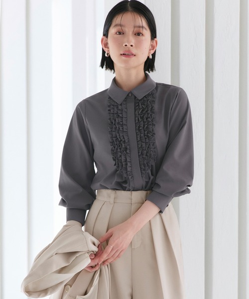 RUIRUE BOUTIQUE(ルイルエブティック)の「洗える | フリル & タックシャツブラウス | トップス・シャツ・オケージョンブラウス・長袖ブラウス・きれいめブラウス・オフィスカジュアルブラウス・フリルブラウス(シャツ/ブラウス・レディース・チャコール/ライトグレー/オフホワイト・M/L/S)」の19枚目の写真
