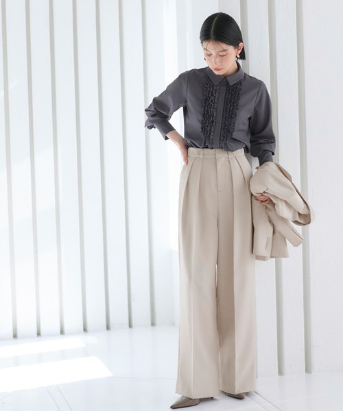 RUIRUE BOUTIQUE(ルイルエブティック)の「洗える | フリル & タックシャツブラウス | トップス・シャツ・オケージョンブラウス・長袖ブラウス・きれいめブラウス・オフィスカジュアルブラウス・フリルブラウス(シャツ/ブラウス・レディース・チャコール/ライトグレー/オフホワイト・M/L/S)」の20枚目の写真