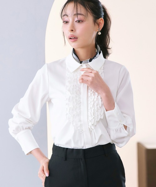 RUIRUE BOUTIQUE(ルイルエブティック)の「洗える | フリル & タックシャツブラウス | トップス・シャツ・オケージョンブラウス・長袖ブラウス・きれいめブラウス・オフィスカジュアルブラウス・フリルブラウス(シャツ/ブラウス・レディース・チャコール/ライトグレー/オフホワイト・M/L/S)」の4枚目の写真