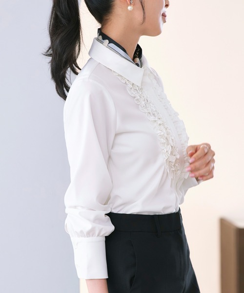 RUIRUE BOUTIQUE(ルイルエブティック)の「洗える | フリル & タックシャツブラウス | トップス・シャツ・オケージョンブラウス・長袖ブラウス・きれいめブラウス・オフィスカジュアルブラウス・フリルブラウス(シャツ/ブラウス・レディース・チャコール/ライトグレー/オフホワイト・M/L/S)」の6枚目の写真