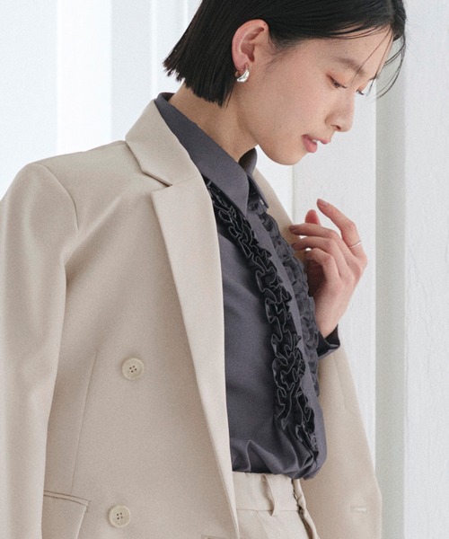 RUIRUE BOUTIQUE(ルイルエブティック)の「洗える | フリル & タックシャツブラウス | トップス・シャツ・オケージョンブラウス・長袖ブラウス・きれいめブラウス・オフィスカジュアルブラウス・フリルブラウス(シャツ/ブラウス・レディース・チャコール/ライトグレー/オフホワイト・M/L/S)」の8枚目の写真