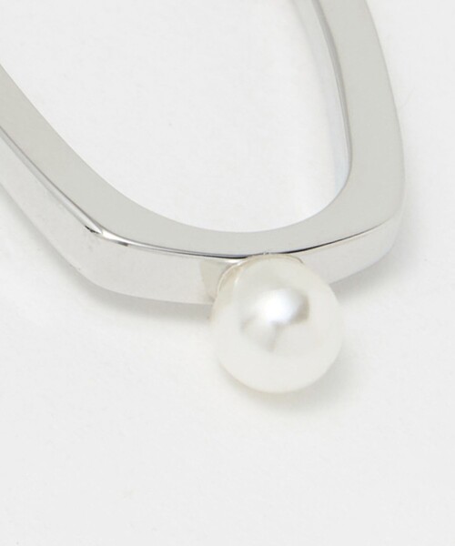 UNITED ARROWS（ユナイテッドアローズ）の「オーバルフープ&イミテーションパール ピアス（ピアス（両耳用）・レディース・シルバー・FREE）」の2枚目の写真