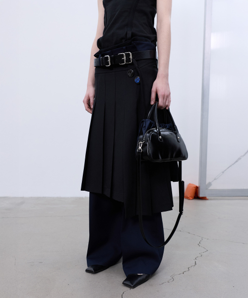 LCDC TM（エルシーディーシーティーエム）の「ASYMMETRIC PLEATED SKIRT (BLACK)（スカート・レディース・その他・SMALL/MEDIUM）」の4枚目の写真
