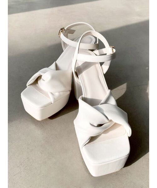 RESEXXY(リゼクシー)の「ツイスト厚底サンダル(サンダル・レディース・ブラック/アイボリー・LARGE/MEDIUM/SMALL)」の1枚目の写真