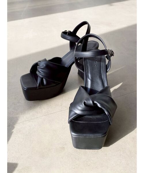 RESEXXY(リゼクシー)の「ツイスト厚底サンダル(サンダル・レディース・ブラック/アイボリー・LARGE/MEDIUM/SMALL)」の2枚目の写真