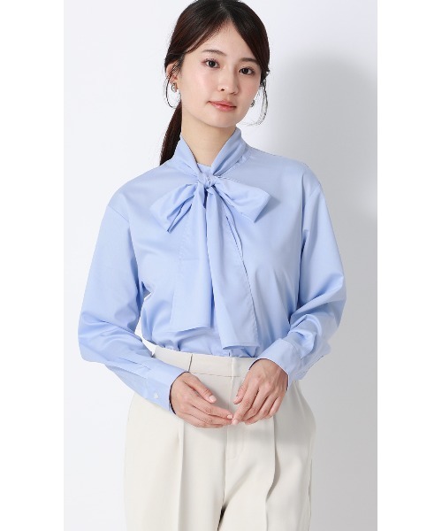 AOYAMA(アオヤマ)の「2通りの着こなしを楽しめる華やかトップス バンドカラーボウタイシャツ【長袖】【2WAY】(シャツ/ブラウス・レディース・ホワイト/ブルー・L/M)」の2枚目の写真