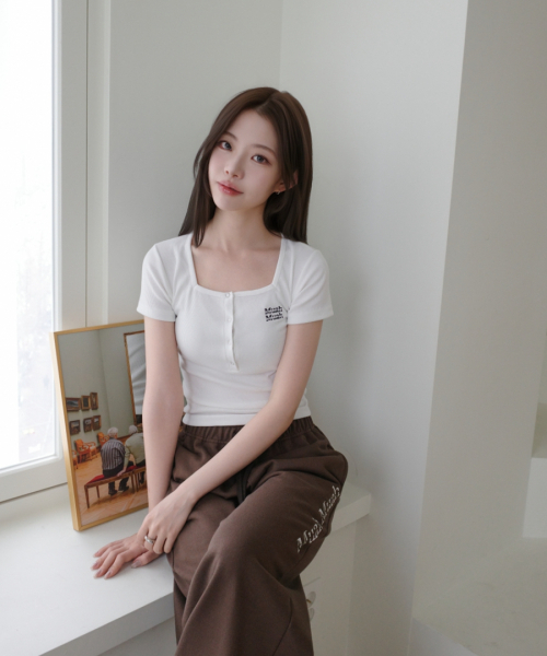 muahmuah（ムーアムーア）の「ヘンリーネックスクエアネック半袖Tシャツ[2色]（Tシャツ/カットソー・レディース・アイボリー/ブラック・FREE）」の11枚目の写真