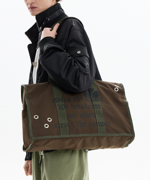 HOODHOOD(フッドフッド)の「アウトオブディスフード アイレットショルダーバッグ カーキ(ショルダーバッグ・メンズ・その他・FREE)」の1枚目の写真