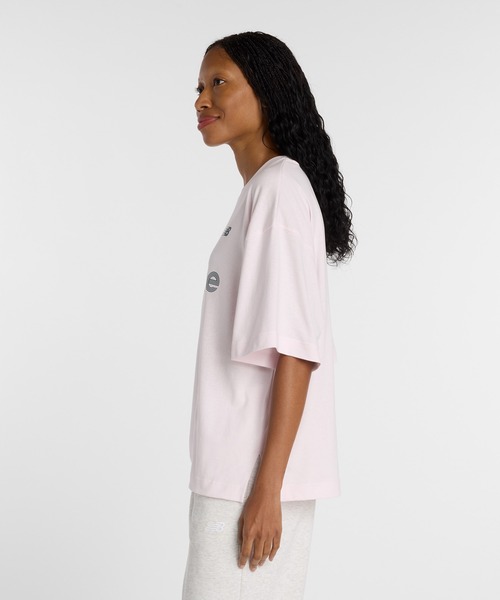 NEW BALANCE(ニューバランス)の「ジャージグラフィックTシャツ(Tシャツ/カットソー・レディース・ホワイト/ライトピンク/ブラック・X-LARGE/LARGE/MEDIUM/SMALL)」の9枚目の写真