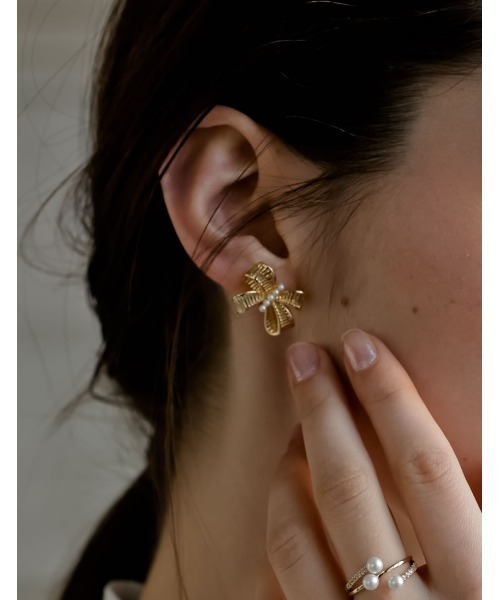 MEISM（ミズム）の「[MEISM by Re:EDIT]メタル×フェイクプチパールリボンピアス（ピアス（両耳用）・レディース・ゴールド/シルバー・FREE）」の2枚目の写真