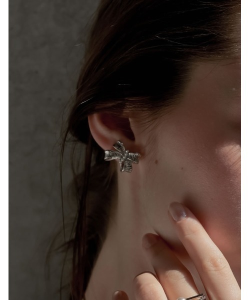MEISM（ミズム）の「[MEISM by Re:EDIT]メタル×フェイクプチパールリボンピアス（ピアス（両耳用）・レディース・ゴールド/シルバー・FREE）」の5枚目の写真