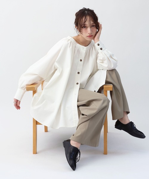 NOAHL(ノアル)の「【NOAHL】2WAYオフショルギャザーチュニックブラウス(シャツ/ブラウス・レディース・オフホワイト/インディゴブルー・FREE)」の1枚目の写真