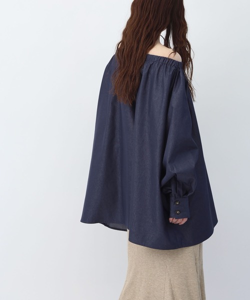 NOAHL(ノアル)の「【NOAHL】2WAYオフショルギャザーチュニックブラウス(シャツ/ブラウス・レディース・オフホワイト/インディゴブルー・FREE)」の3枚目の写真