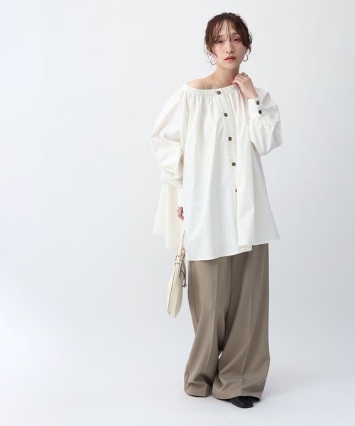 NOAHL(ノアル)の「【NOAHL】2WAYオフショルギャザーチュニックブラウス(シャツ/ブラウス・レディース・オフホワイト/インディゴブルー・FREE)」の13枚目の写真