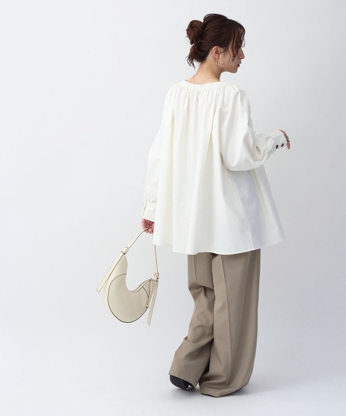 NOAHL(ノアル)の「【NOAHL】2WAYオフショルギャザーチュニックブラウス(シャツ/ブラウス・レディース・オフホワイト/インディゴブルー・FREE)」の11枚目の写真