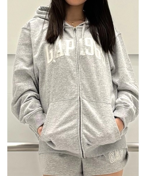 GAP（ギャップ）の「フレンチテリー リラックスフィット GAP1969ロゴ ジップアップパーカー（パーカー・メンズ・グレー/ネイビー/イエロー/ブラック/ブルー・XS/L/M/S/XL）」の2枚目の写真
