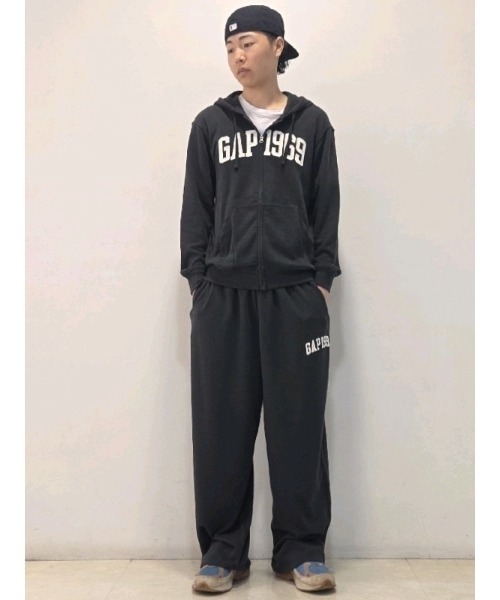 GAP（ギャップ）の「フレンチテリー リラックスフィット GAP1969ロゴ ジップアップパーカー（パーカー・メンズ・グレー/ネイビー/イエロー/ブラック/ブルー・XS/L/M/S/XL）」の22枚目の写真