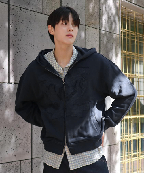 MAISON MINED(メゾンミネド)の「DOODLE HEART APPLIQUE HOOD ZIP UP NAVY(パーカー・メンズ・その他・MEDIUM/LARGE/SMALL)」の2枚目の写真
