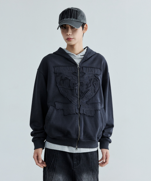 MAISON MINED(メゾンミネド)の「DOODLE HEART APPLIQUE HOOD ZIP UP NAVY(パーカー・メンズ・その他・MEDIUM/LARGE/SMALL)」の7枚目の写真