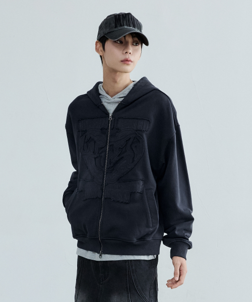 MAISON MINED(メゾンミネド)の「DOODLE HEART APPLIQUE HOOD ZIP UP NAVY(パーカー・メンズ・その他・MEDIUM/LARGE/SMALL)」の6枚目の写真