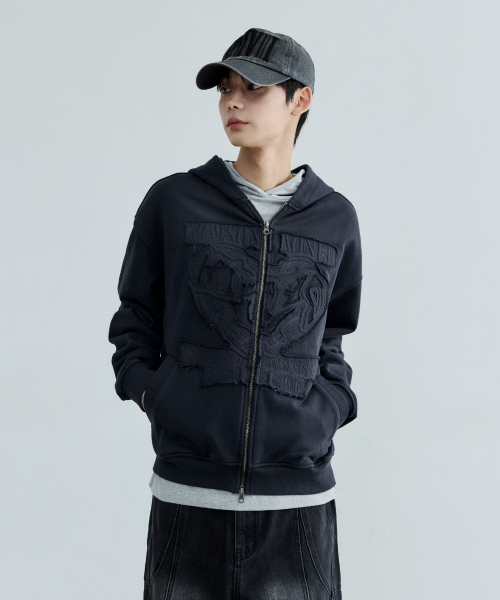MAISON MINED(メゾンミネド)の「DOODLE HEART APPLIQUE HOOD ZIP UP NAVY(パーカー・メンズ・その他・MEDIUM/LARGE/SMALL)」の5枚目の写真