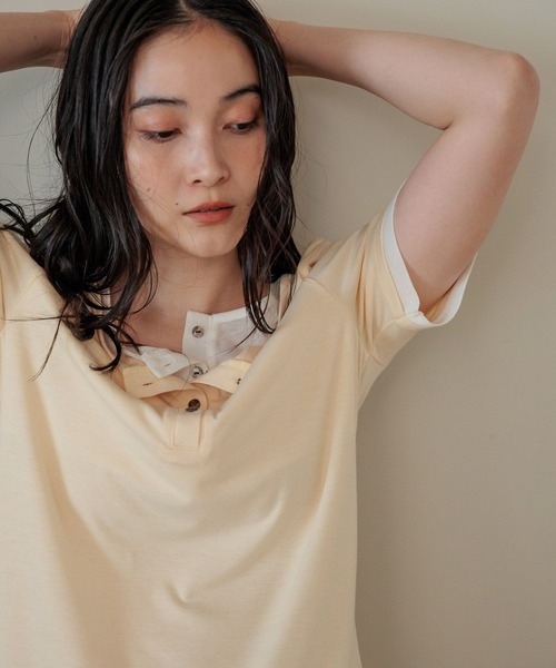 studio CLIP(スタディオクリップ)の「【daily CLIP】レイヤード風ヘンリーショートスリーブ(Tシャツ/カットソー・レディース・グリーン/ホワイト/ネイビー/ブラウン/ライトグレー/アイボリー/チャコール・FREE)」の3枚目の写真