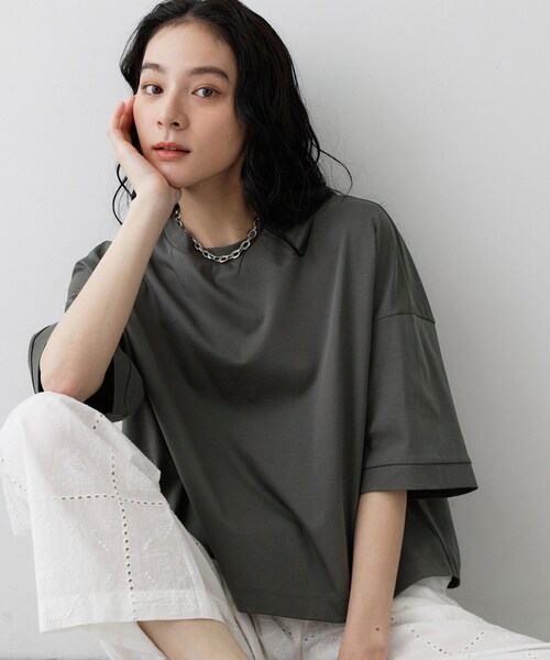 Dessin(デッサン)の「【新色追加/体型カバー】美光沢カットソーボクシーシルエット(Tシャツ/カットソー・レディース・ライトブルー/ホワイト系/ナチュラル/チャコールグレー・03/02/01)」の2枚目の写真