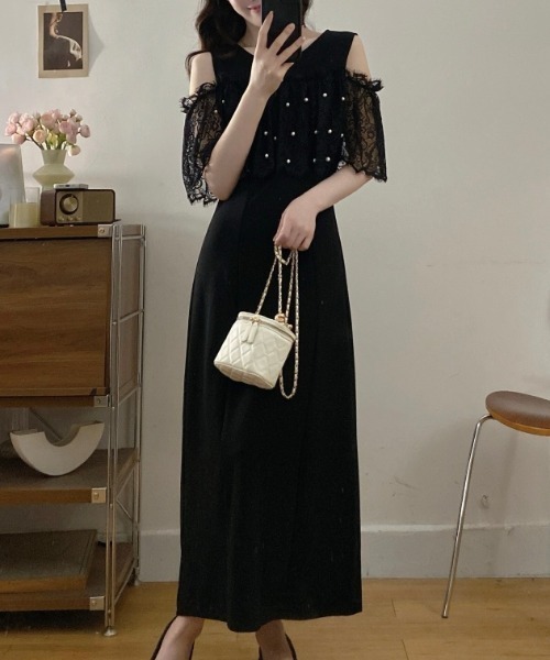 AMAJI(アマジ)の「ドット柄 レース切替 オフショルダー ワンピース(ワンピース・レディース・ブラック・LARGE/X-LARGE/XX-LARGE)」の1枚目の写真