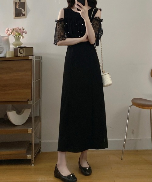 AMAJI(アマジ)の「ドット柄 レース切替 オフショルダー ワンピース(ワンピース・レディース・ブラック・LARGE/X-LARGE/XX-LARGE)」の4枚目の写真