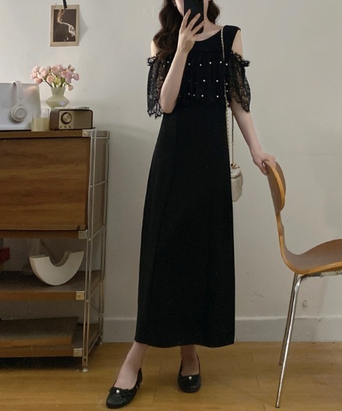 AMAJI(アマジ)の「ドット柄 レース切替 オフショルダー ワンピース(ワンピース・レディース・ブラック・LARGE/X-LARGE/XX-LARGE)」の3枚目の写真