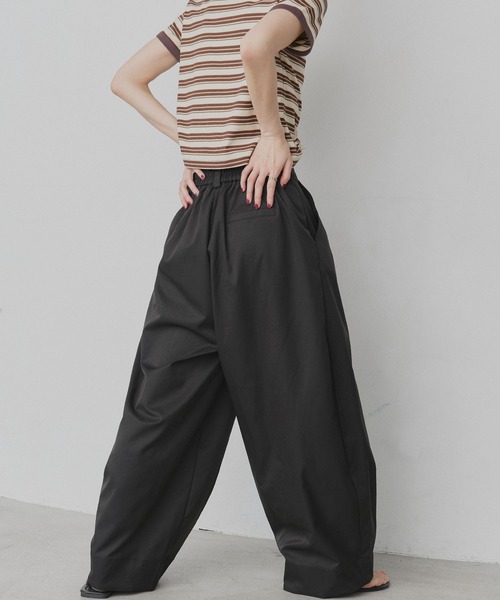 ad thie(アドティエ)の「バレルレッグタック ワイド パンツ(その他パンツ・レディース・ネイビー/ブラック/グレー・MEDIUM/LARGE)」の13枚目の写真