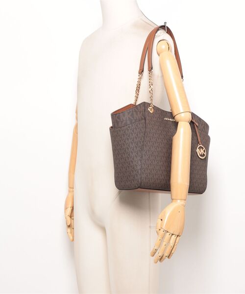 MICHAEL KORS(マイケルコース)の「JET SET ショルダーバッグ ラージ - Mkシグネチャー(ショルダーバッグ・レディース・ブラウン・FREE)」の5枚目の写真