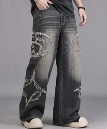 A'GEM9（エージェムナイン）の「A'GEM/9 × .kom 『FREE DEE/フリーデイ』Side Cut Curved Denim Pants /サイドカット カーブデニム（デニムパンツ）」