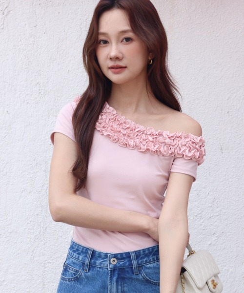 BIRTHDAY BASH(バースデイバッシュ)の「SOPHIA ONE SHOULDER FRILL TOPS(ソフィア ワンショルダーフリルトップス)(Tシャツ/カットソー・レディース・ピンク/ブラック/ホワイト・FREE)」の1枚目の写真