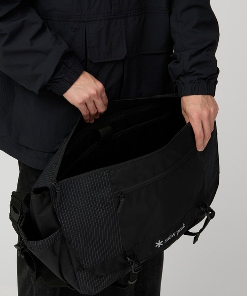 Snow Peak(スノーピーク)の「Snow Peak / Grid Messenger Bag グリッド・メッセンジャーバッグ(メッセンジャーバッグ・メンズ・ブラック・ONE SIZE)」の5枚目の写真