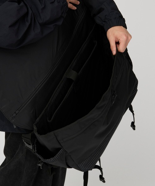 Snow Peak(スノーピーク)の「Snow Peak / Grid Messenger Bag グリッド・メッセンジャーバッグ(メッセンジャーバッグ・メンズ・ブラック・ONE SIZE)」の6枚目の写真