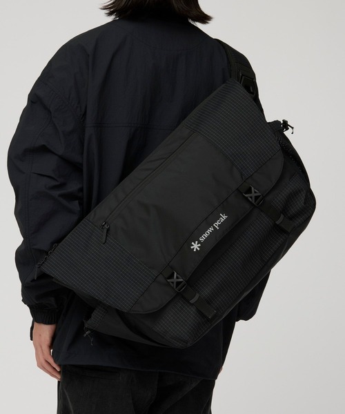 Snow Peak(スノーピーク)の「Snow Peak / Grid Messenger Bag グリッド・メッセンジャーバッグ(メッセンジャーバッグ・メンズ・ブラック・ONE SIZE)」の3枚目の写真