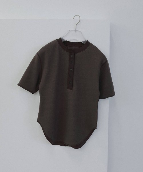 anuke(アンヌーク)の「anuke Halfsleeve Henley Tops(Tシャツ/カットソー・レディース・グレー/ブラウン・FREE)」の2枚目の写真