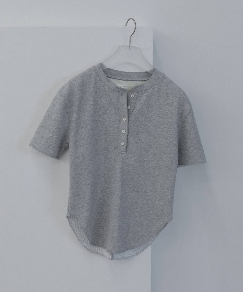 anuke(アンヌーク)の「anuke Halfsleeve Henley Tops(Tシャツ/カットソー・レディース・グレー/ブラウン・FREE)」の1枚目の写真