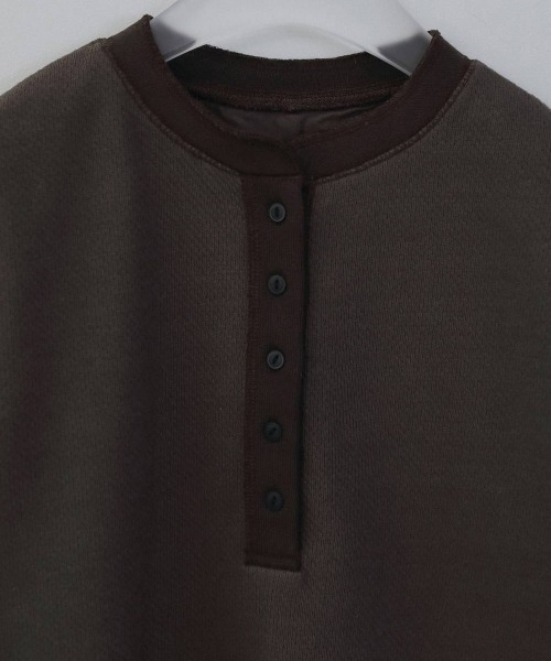anuke(アンヌーク)の「anuke Halfsleeve Henley Tops(Tシャツ/カットソー・レディース・グレー/ブラウン・FREE)」の4枚目の写真