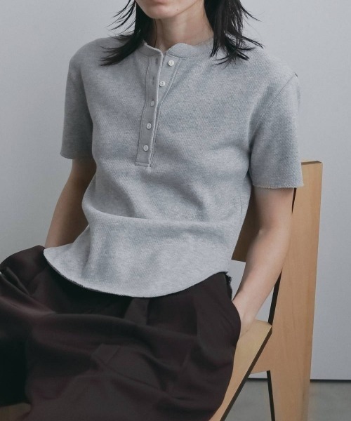 anuke(アンヌーク)の「anuke Halfsleeve Henley Tops(Tシャツ/カットソー・レディース・グレー/ブラウン・FREE)」の6枚目の写真