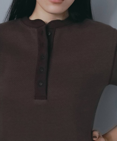 anuke(アンヌーク)の「anuke Halfsleeve Henley Tops(Tシャツ/カットソー・レディース・グレー/ブラウン・FREE)」の9枚目の写真