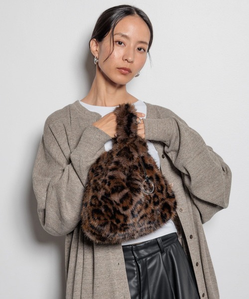 HEREIAM(ヘレイアム)の「【HEREIAM】今年は全7色!トリッキーファーバッグ(ハンドバッグ・レディース・ターコイズブルー/ピンク/チャコール/ベージュ系/その他/レオパード/ベージュ系その他・FREE)」の7枚目の写真